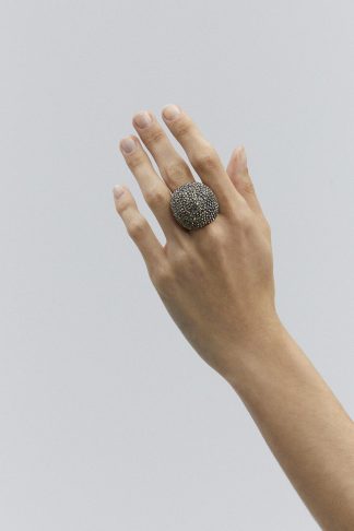 Anillo plateado tipo encadenado circular