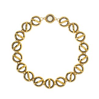 Collar moderno con círculos dorados y circones