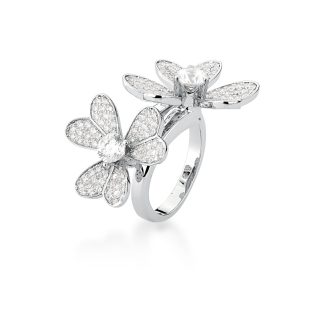 Anillo grande redondo con piedras y diseño floral en rodio