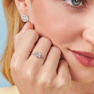 Anillo pequeño de mariposa trenzada en rodio