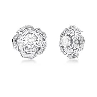 Pendiente mediano con piedra y flor calada en rodio