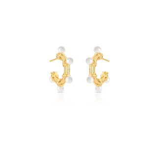 Pendiente de medio aro con conchas de perla y diseño trenzado en oro